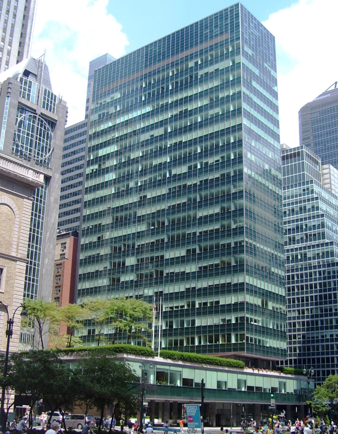 4) Lever_House